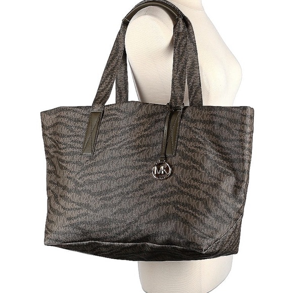 Michael Kors Large Logo Camo Print Tote Olive - Picture 2 of 12